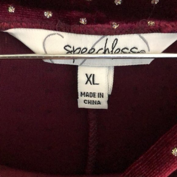 Speechless Juniors’ Side-Cutout Velvet Dress in Wine - Picture 5 of 9